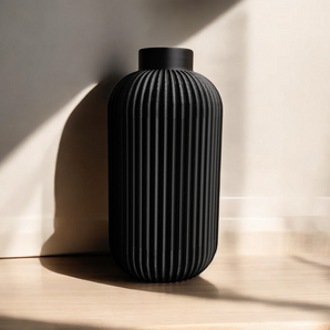 Moderno vaso scanalato per fiori e rami
