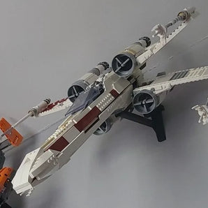 Supporto a parete per LEGO 75355 UCS X-Wing – Display in posizione di volo
