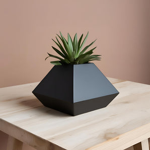Minimalistisk Pyramideformet Plantekrukke og Dekorationsbeholder
