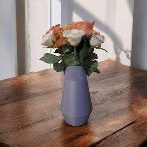 Moderno vaso egiziano con design scanalato