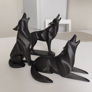 Scultura minimalista di lupo urlante sdraiato
