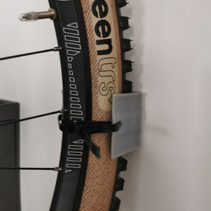 Robusto supporto a parete per mountain bike con pneumatici 2.35