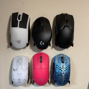 Supporto a parete minimalista per mouse da gioco con spazio per dongle