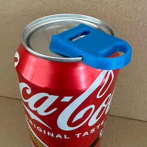 Apribottiglie per bibite con coperchio integrato per lattine