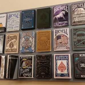 Display modulare per carte da gioco a parete