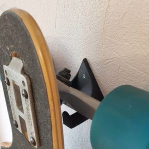 Semplice montaggio a parete per chitarra e skateboard