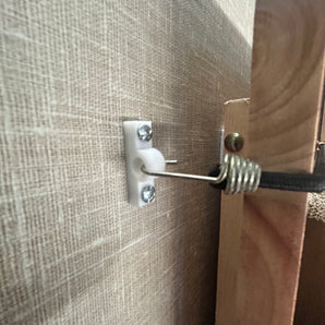 Pratico raccordo con cordino elastico per tavoli da viaggio