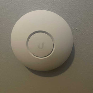 Punto di accesso Ubiquiti Unifi AC Lite a parete con Keystone