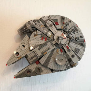 Montaggio a parete minimalista per il set LEGO® Star Wars® Millenium Falcon® #75257