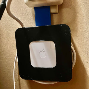 Supporto per caricabatterie MacBook e organizer per cavi per presa a muro