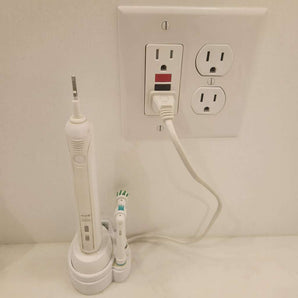 Supporto a parete Oral B per caricabatterie per spazzolino con gestione dei cavi
