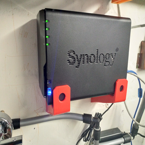 Supporto a parete per modelli NAS Synology DS218 (2 pezzi)