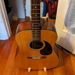Supporto indipendente per chitarra acustica