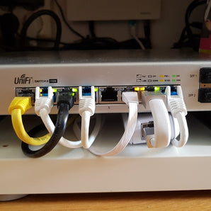 Supporto Ubiquiti UniFi Switch 8 150w con spazio per Cloud Key